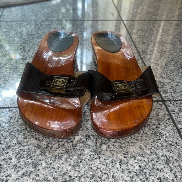 CHANEL black patent leather "Dr. Scholl's" style wooden slides. - Picture 1 of 7